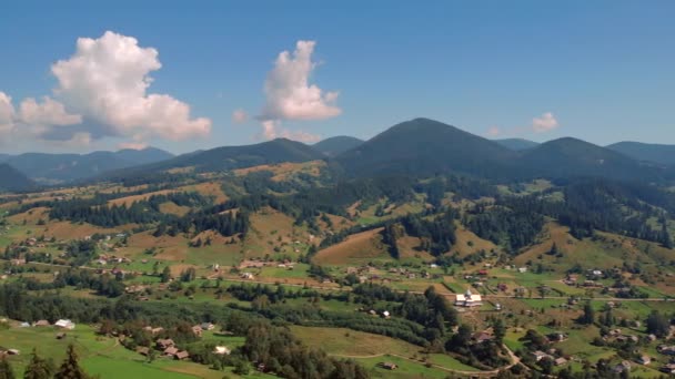 Dorp in bergdal, uitzicht van bovenaf. — Stockvideo