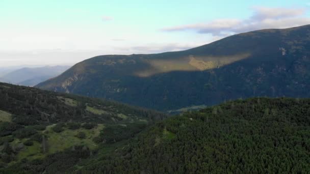 Paisaje de montaña de verano en Cárpatos, Ucrania . — Vídeos de Stock