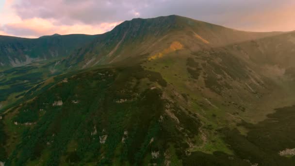 山の中の夕日、美しい夏のシーン. — ストック動画