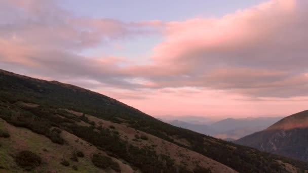 Bergpanorama met prachtige lucht bij zonsondergang. — Stockvideo