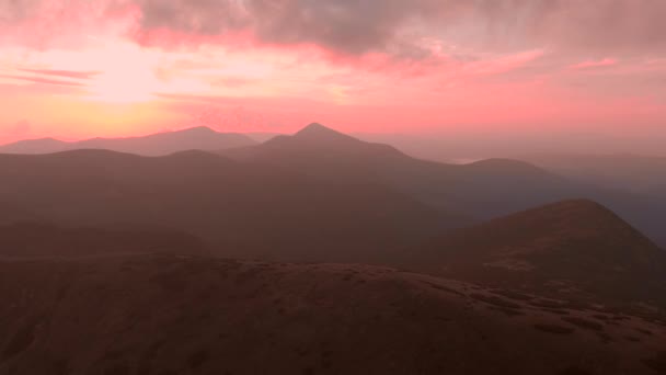 Vista panorâmica do majestoso pôr-do-sol vermelho nas montanhas . — Vídeo de Stock