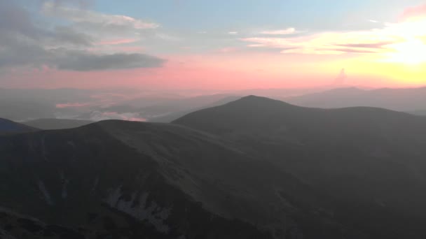 Belo panorama de picos de montanhas ao pôr do sol . — Vídeo de Stock