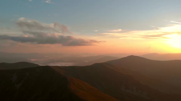 Landschap van bergen bij zonsondergang. — Stockvideo