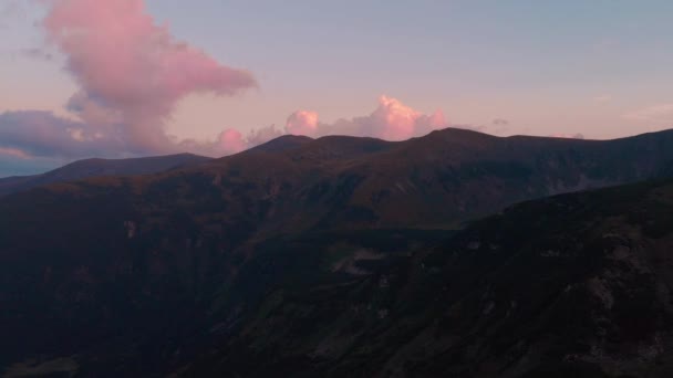Bergen landschap met zonsondergang hemel. — Stockvideo