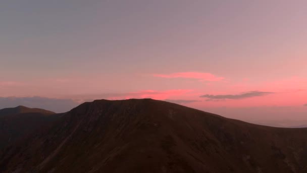 Prachtige zonsondergang in de bergen van Karpaten. — Stockvideo