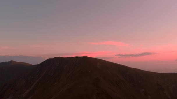 Beau coucher de soleil dans les montagnes des Carpates .