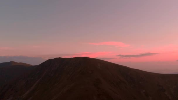 Belo pôr do sol nas montanhas dos Cárpatos . — Vídeo de Stock