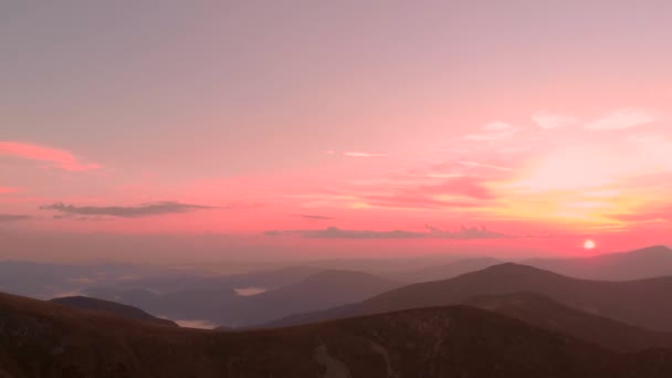 Spectaculaire zonsondergang in de bergen. — Stockvideo