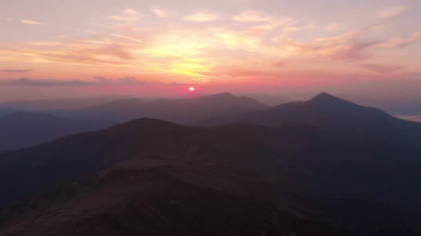 Majestueuze zonsondergang in de bergen. — Stockvideo