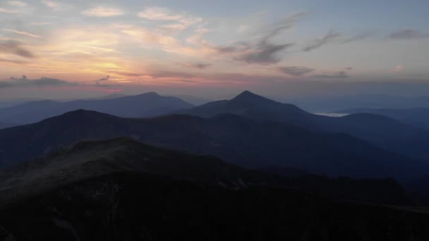 Гора під небом заходу сонця . — стокове відео