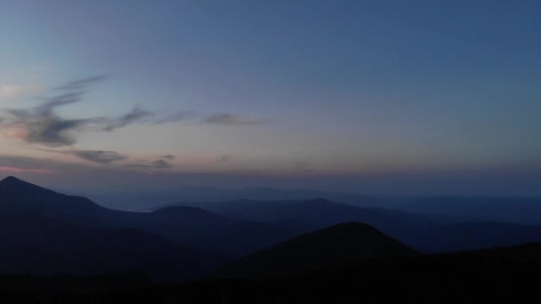 Cielo azul atardecer en las montañas . — Vídeo de stock