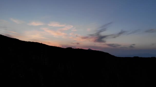 Silhouet van bergen onder zonsondergang hemel. — Stockvideo