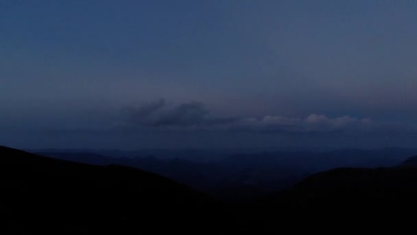 Céu azul profundo do por do sol nas montanhas . — Vídeo de Stock