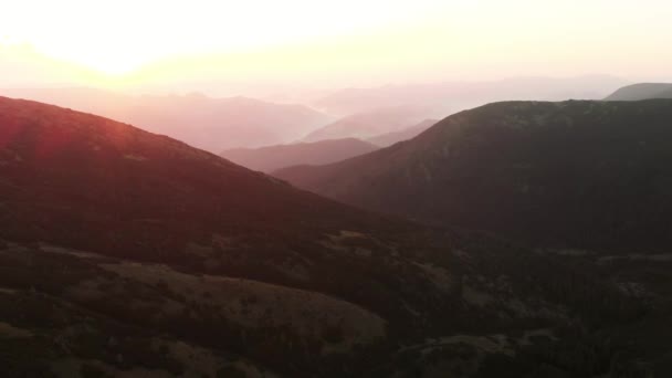Bergketen met zonsondergang hemel boven vallei in Karpaten. — Stockvideo