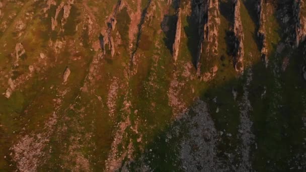 Falaises rocheuses sur pente de montagne, vue aérienne . — Video