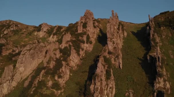 Acantilados rocosos en la pendiente de la montaña . — Vídeos de Stock