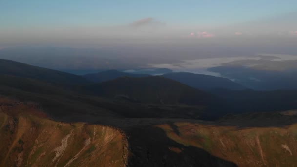 Ландшафт Карпатських гір з трав "янистою долиною. — стокове відео