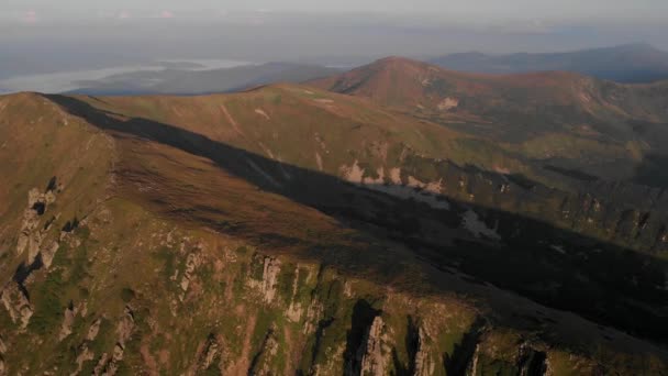 Luftaufnahme von Berggipfeln und Tälern. — Stockvideo