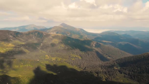 Vista superior de um panorama de montanha . — Vídeo de Stock