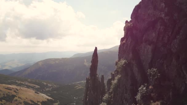 Pico rocoso de la montaña con vista al valle herboso . — Vídeos de Stock