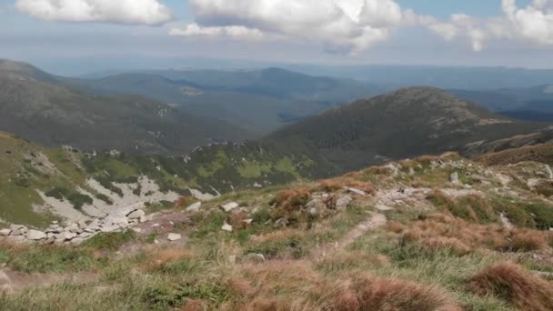 Panoramisch uitzicht op de bergvallei in Karpaten, Oekraïne. — Stockvideo