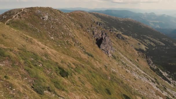 Picos de montanha gramados, vista aérea . — Vídeo de Stock