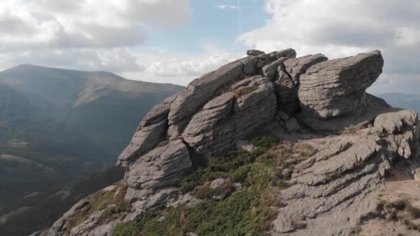 Grandes pedras no pico da montanha . — Vídeo de Stock