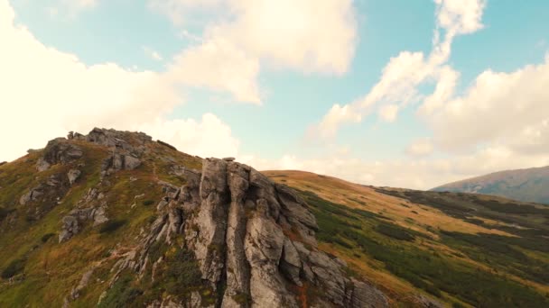 Гірський хребет з скелястими скелями.. — стокове відео