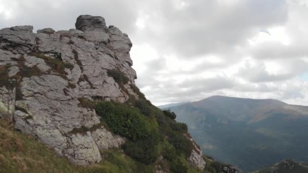 Fenséges táj sziklás hegyekkel és füves völgyekkel. — Stock videók