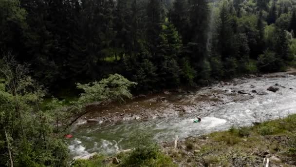 Mann mit Kanu auf schnellem Gebirgsfluss unterwegs. — Stockvideo