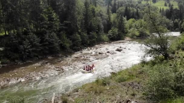 Gruppe von Menschen auf Kanu-Kajak auf schnellem Fluss. — Stockvideo