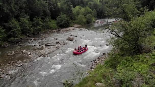 Hızlı nehirde kanoyla uçmak. — Stok video