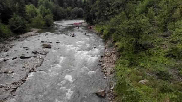 Kayakers op een rivier in de bergen van Karpaten. — Stockvideo