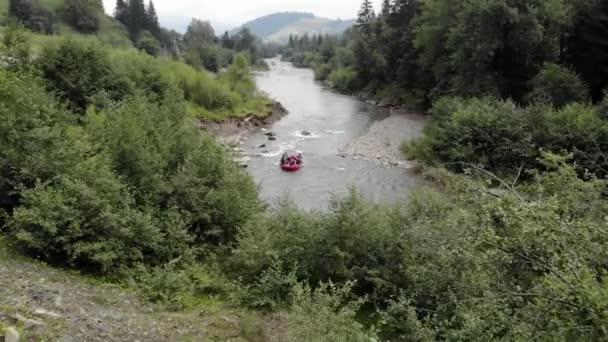 Az emberek kajakoznak a gyors folyón. — Stock videók