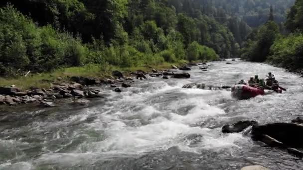 Kanovaren op de snelle bergstroom. — Stockvideo