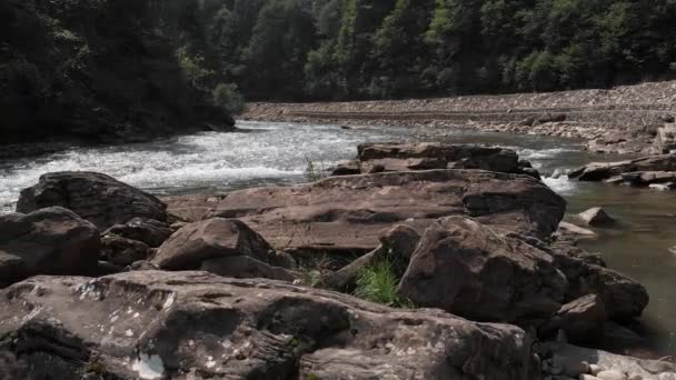 Nagy sziklák a hegyi folyóban. — Stock videók