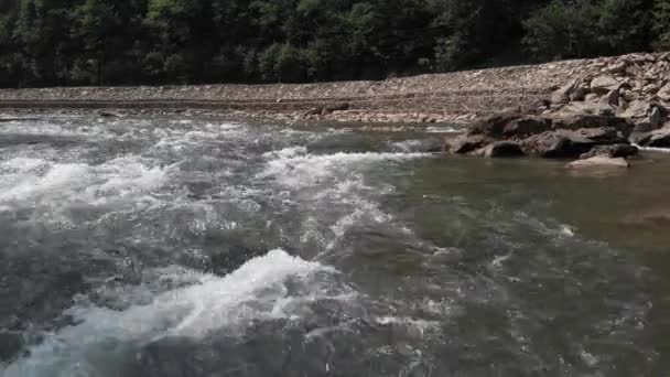 Zavřít rychlý říční potok v blízkosti silnice. — Stock video