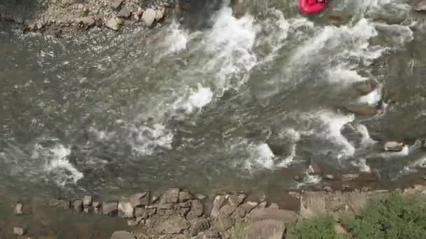 Rafting extremo no rio da montanha, vista aérea . — Vídeo de Stock