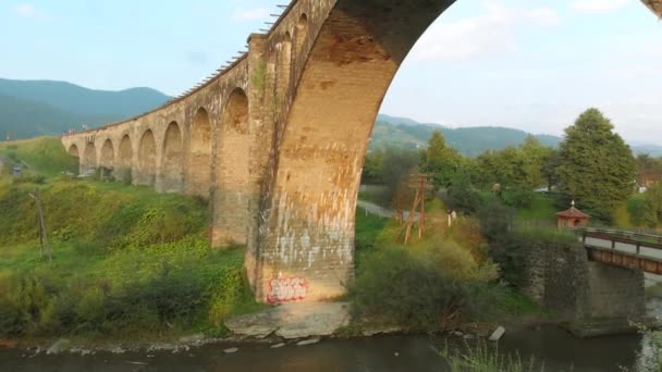 Nehir üzerindeki antik demiryolu köprüsü. — Stok video