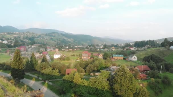 Γραφική θέα του ορεινού χωριού στην κοιλάδα. — Αρχείο Βίντεο