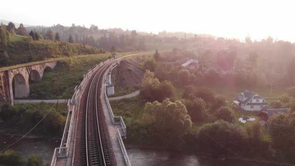 Karpaten neblige Landschaft mit Eisenbahnbrücke. — Stockvideo