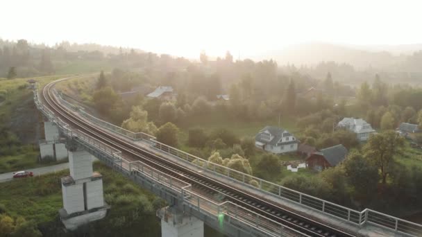 Pintoresco paisaje con vistas al puente ferroviario en la campiña caraptia . — Vídeo de stock