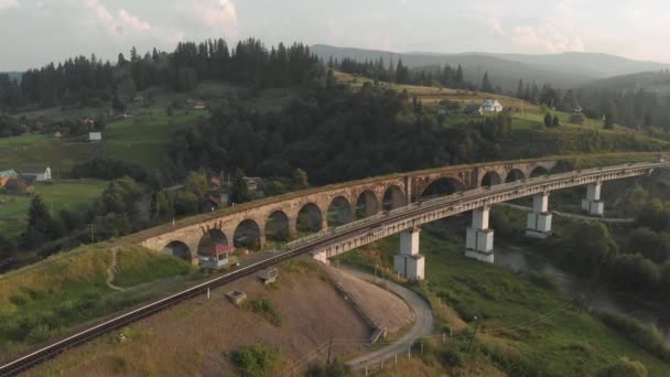 Picturesque landscape of ancient railway bridge and village of Vorokhta. — Stock Video