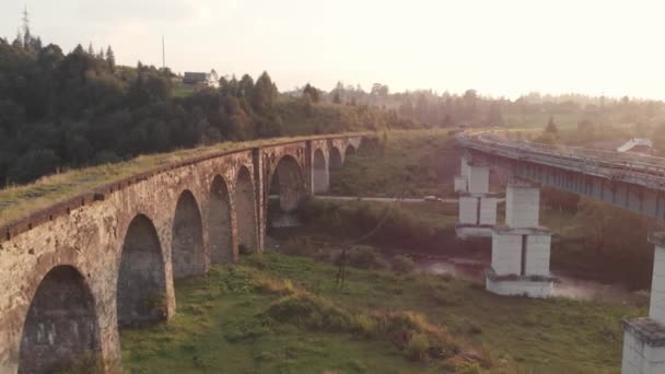 Régi vasúti viadukt Ukrajnában, légi kilátás. — Stock videók