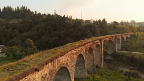 Scénický pohled na starý železniční most na Zakarpatsku, Ukrajina. — Stock video