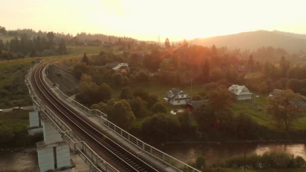 Paysage de montagne pittoresque en automne au coucher du soleil . — Video