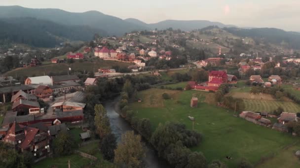 Spectaculair uitzicht op bergdorp in vallei. — Stockvideo