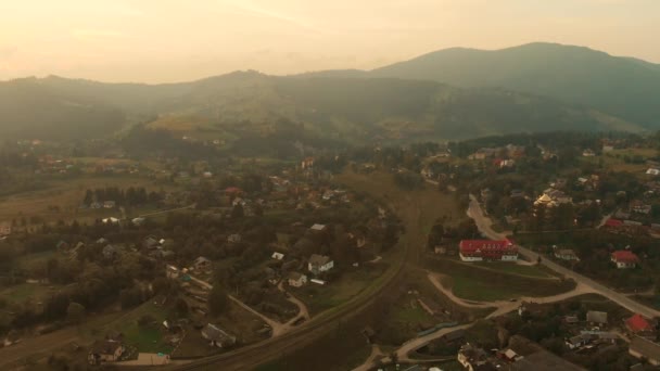 Vista aérea de la ciudad de las tierras altas en las montañas Cárpatos . — Vídeo de stock