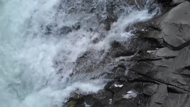 Puissante rivière de montagne qui coule sur les pierres .