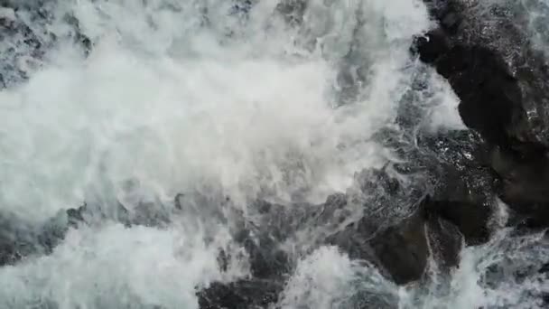 Rivier water spatten van dichtbij. — Stockvideo